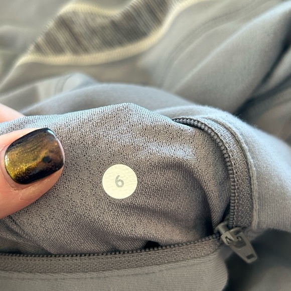 Lululemon Define Jacket Grey Full Zip Thumbholes - Size 6 - Picture 9 of 10